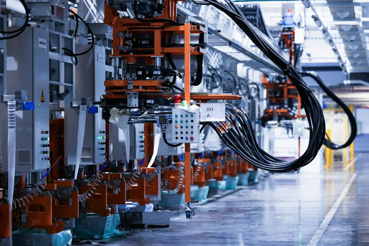 Fertigungslinie mit Verkabelung und Steuerungstechnik