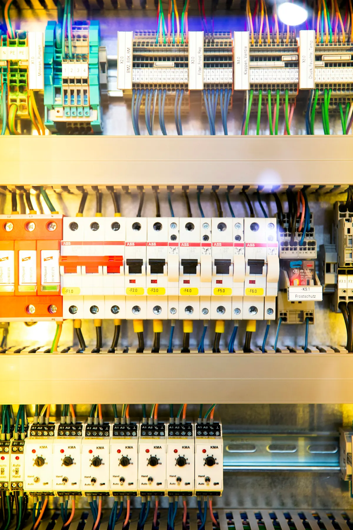 Verdrahteter Schaltschrank mit Reihenklemmen